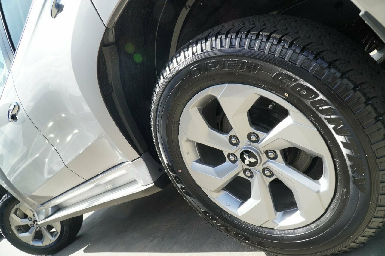 Mitsubishi Pajero Sport image 4