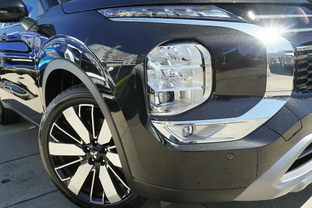 Mitsubishi Outlander image 2