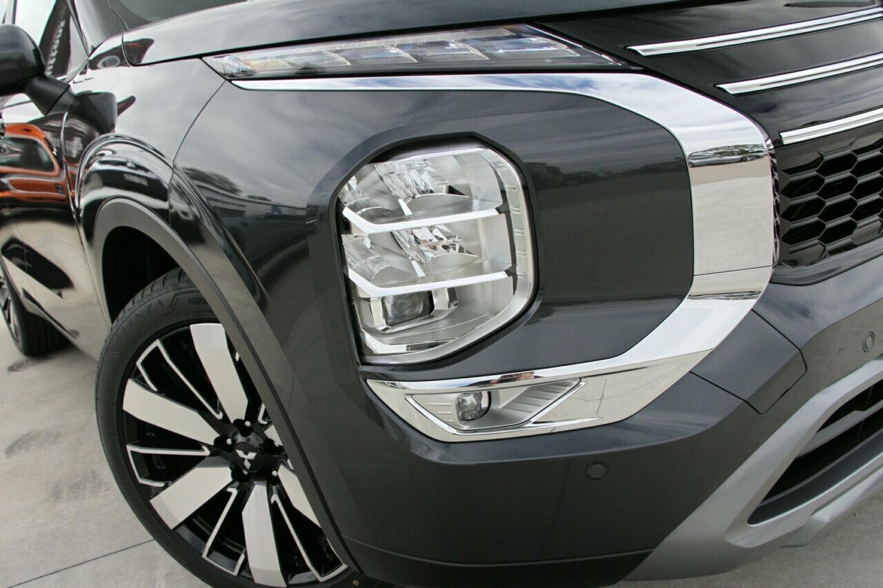 Mitsubishi Outlander image 2