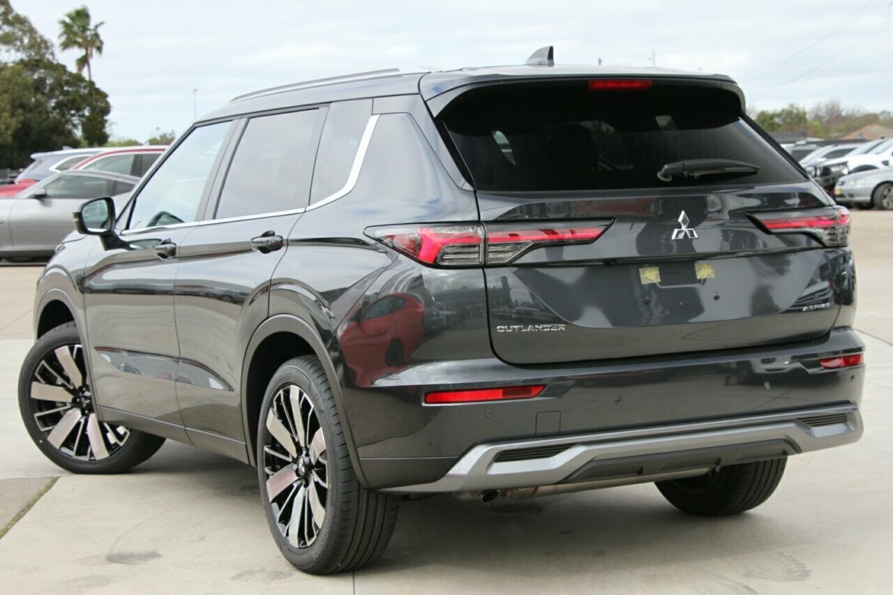 Mitsubishi Outlander image 3