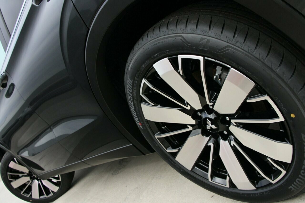 Mitsubishi Outlander image 4