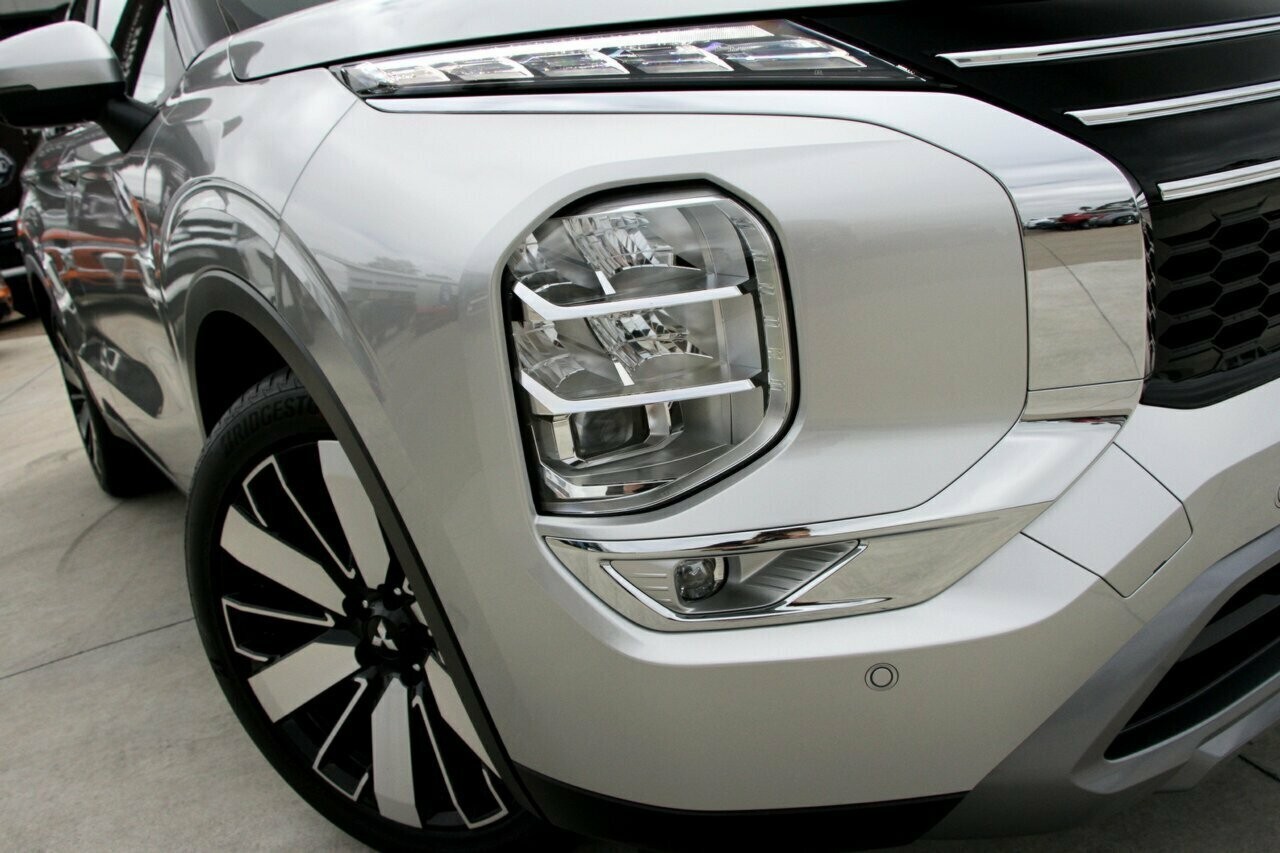 Mitsubishi Outlander image 2