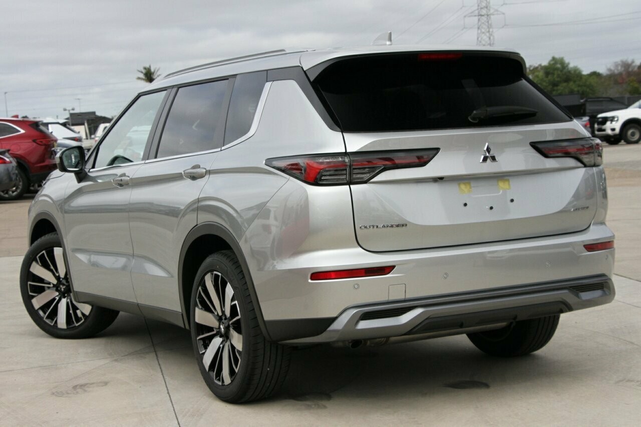 Mitsubishi Outlander image 3