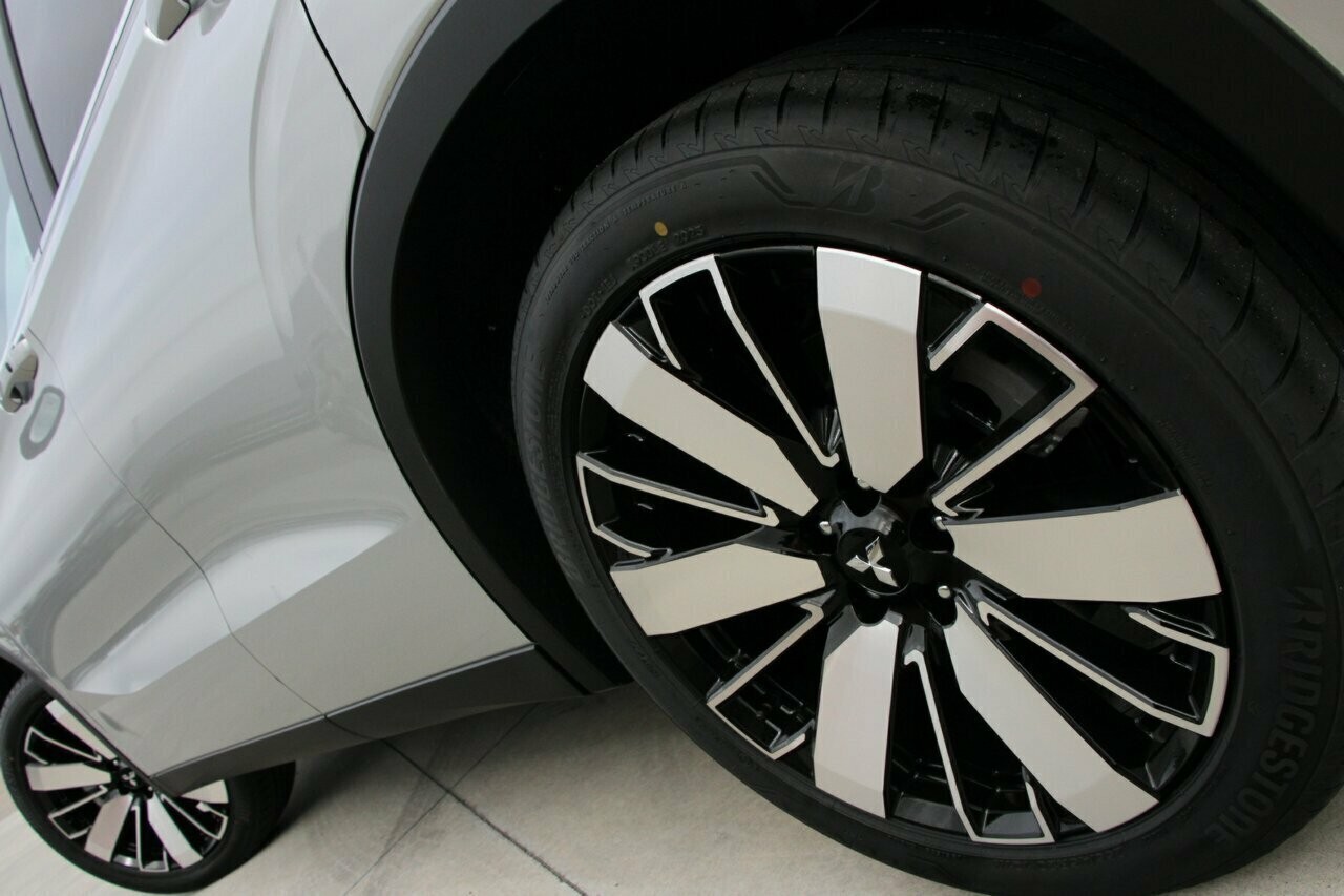 Mitsubishi Outlander image 4