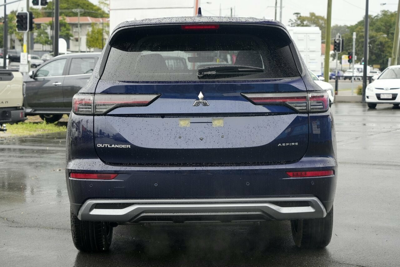 Mitsubishi Outlander image 4