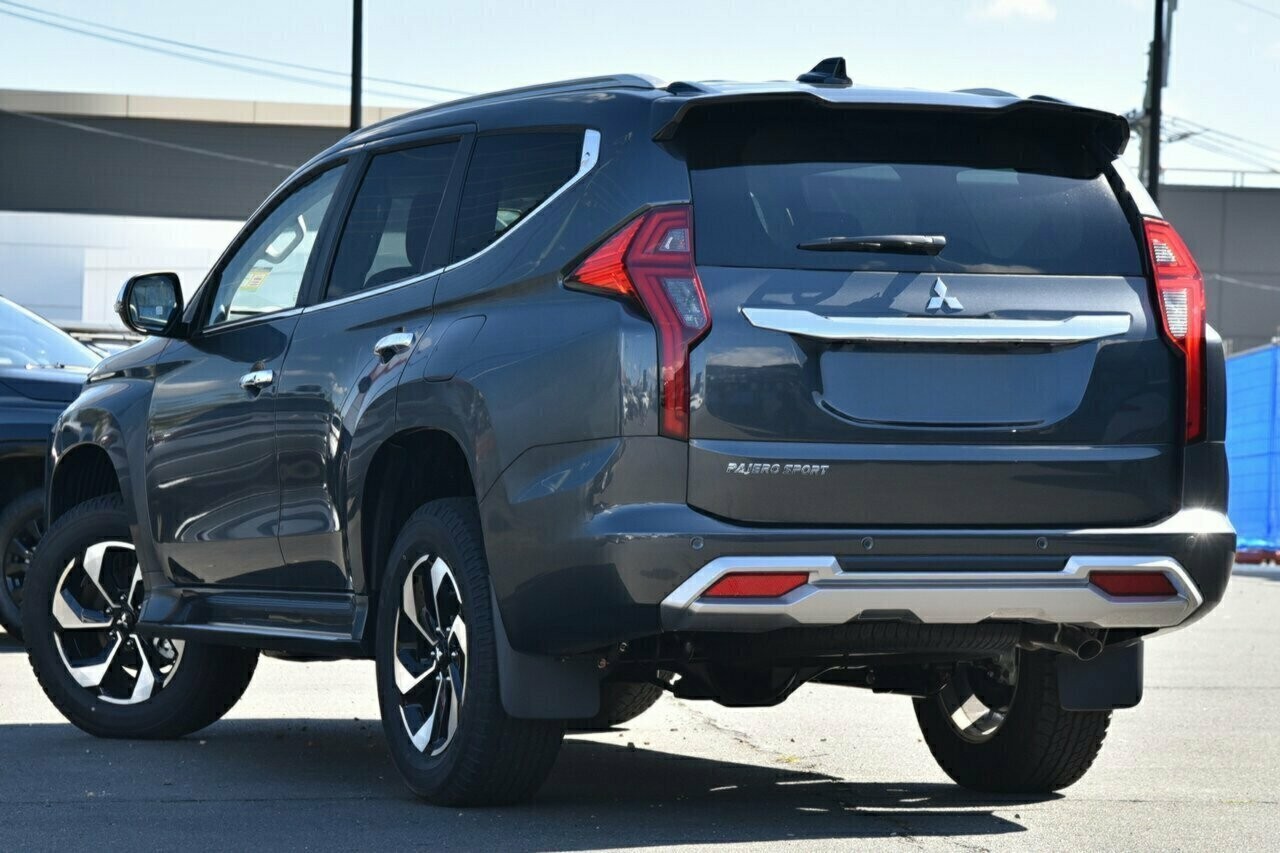 Mitsubishi Pajero Sport image 3