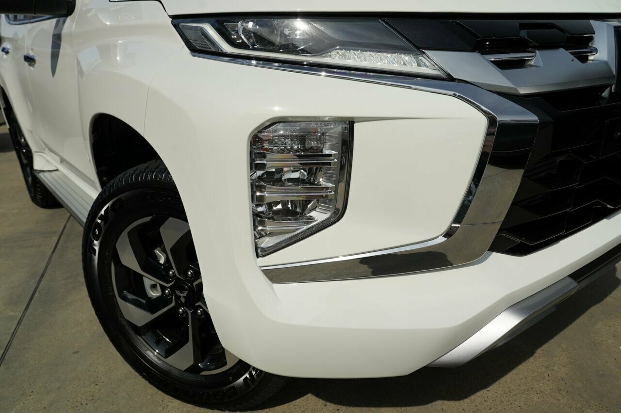Mitsubishi Pajero Sport image 2