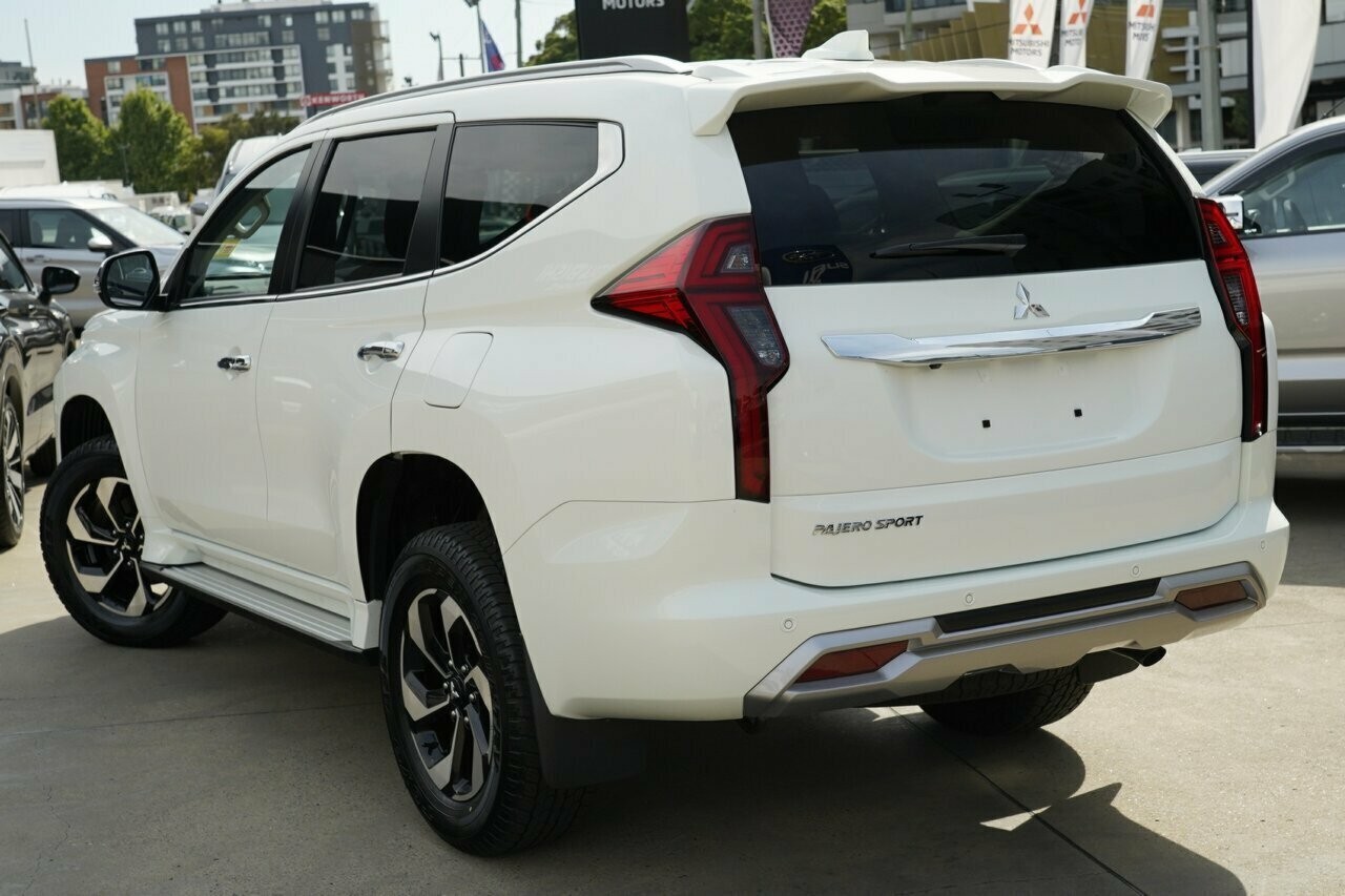 Mitsubishi Pajero Sport image 3