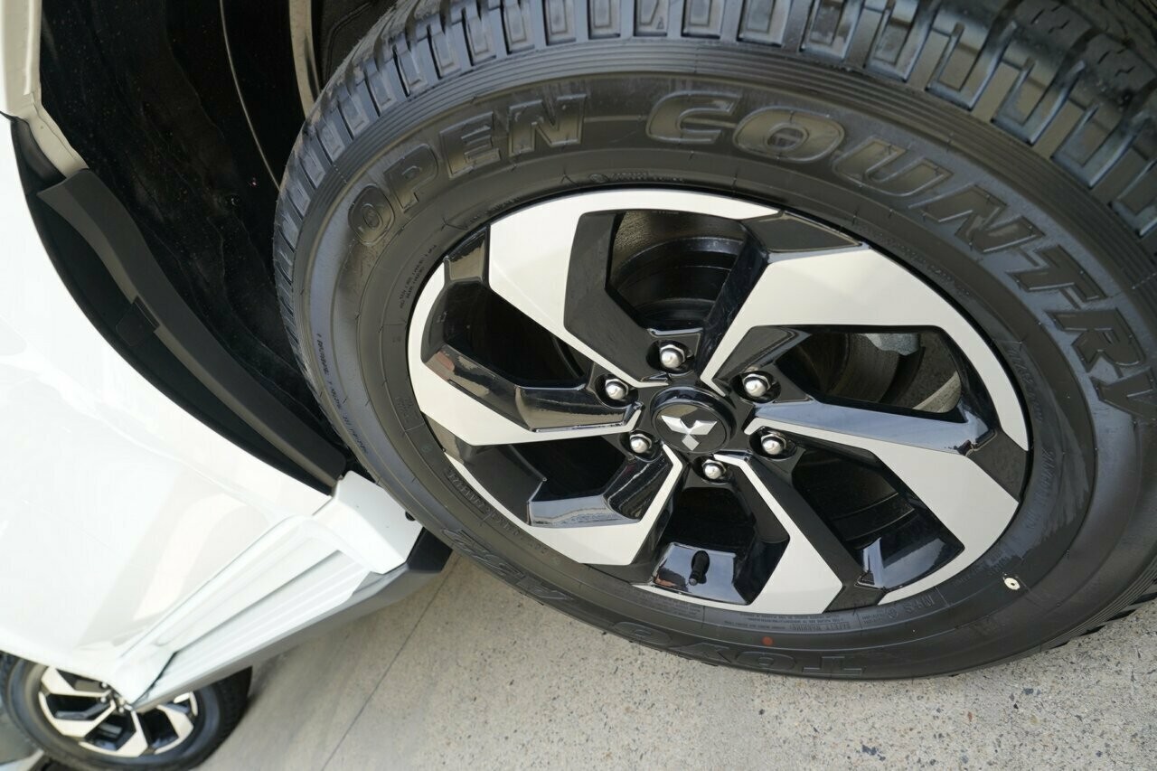 Mitsubishi Pajero Sport image 4