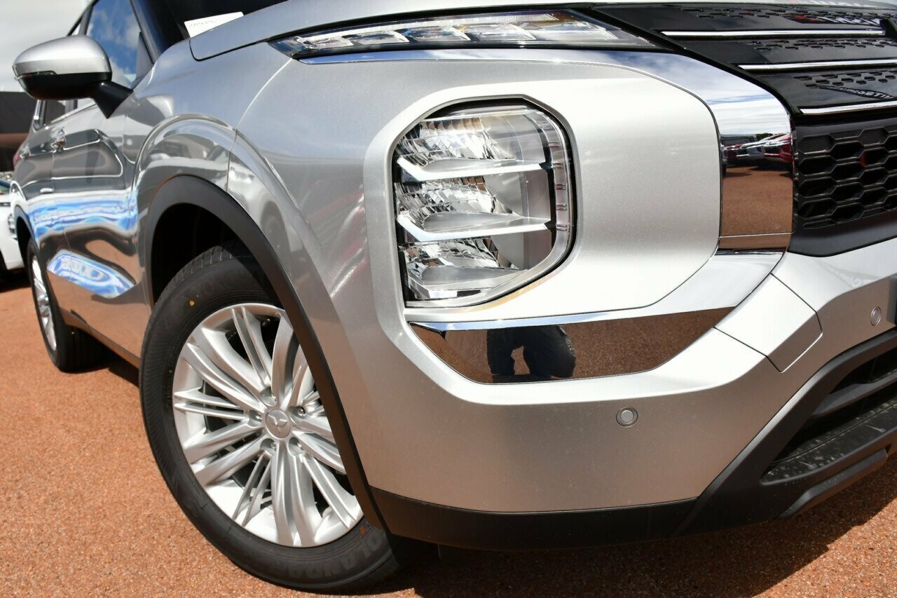Mitsubishi Outlander image 2