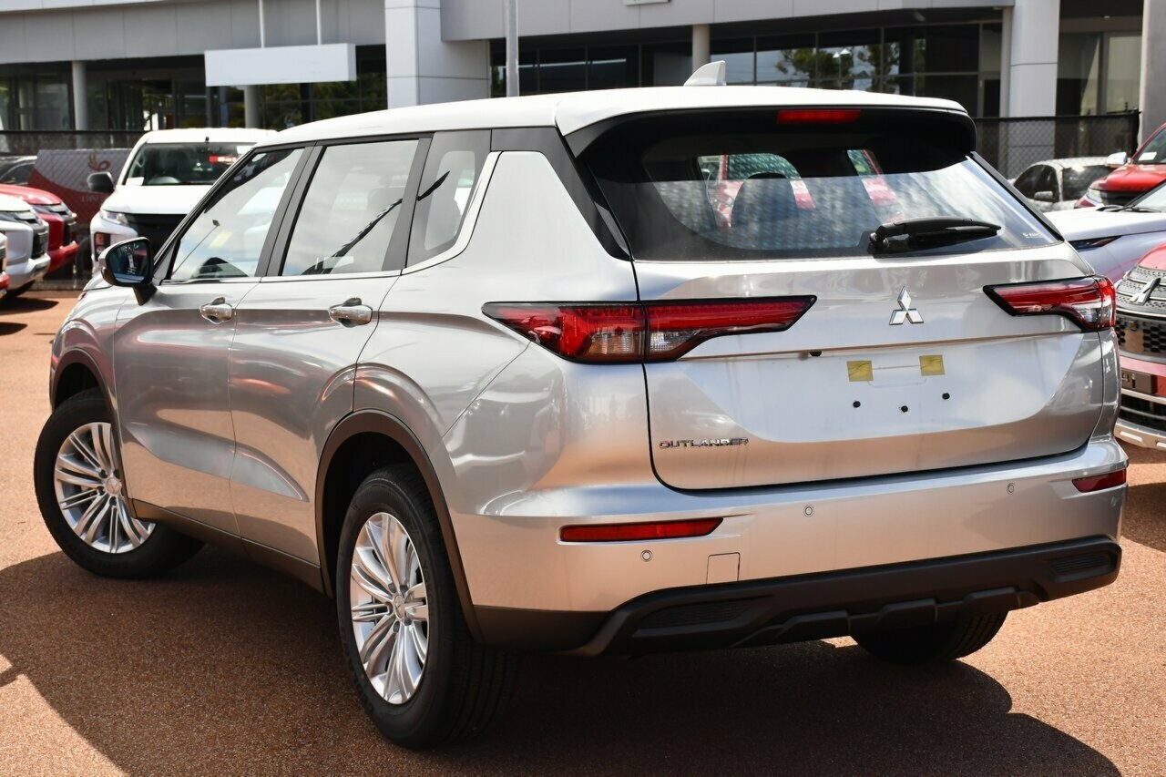Mitsubishi Outlander image 3