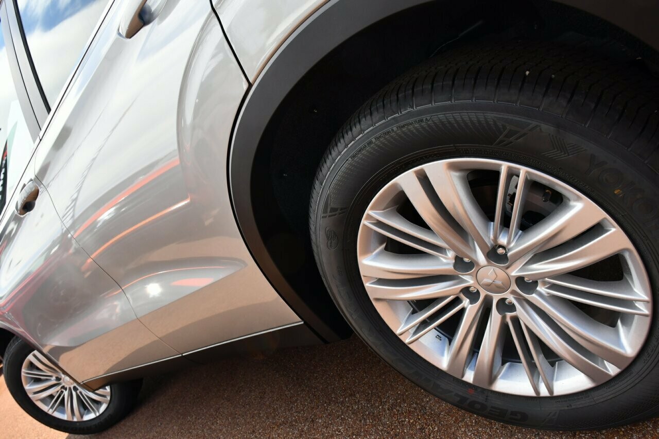Mitsubishi Outlander image 4