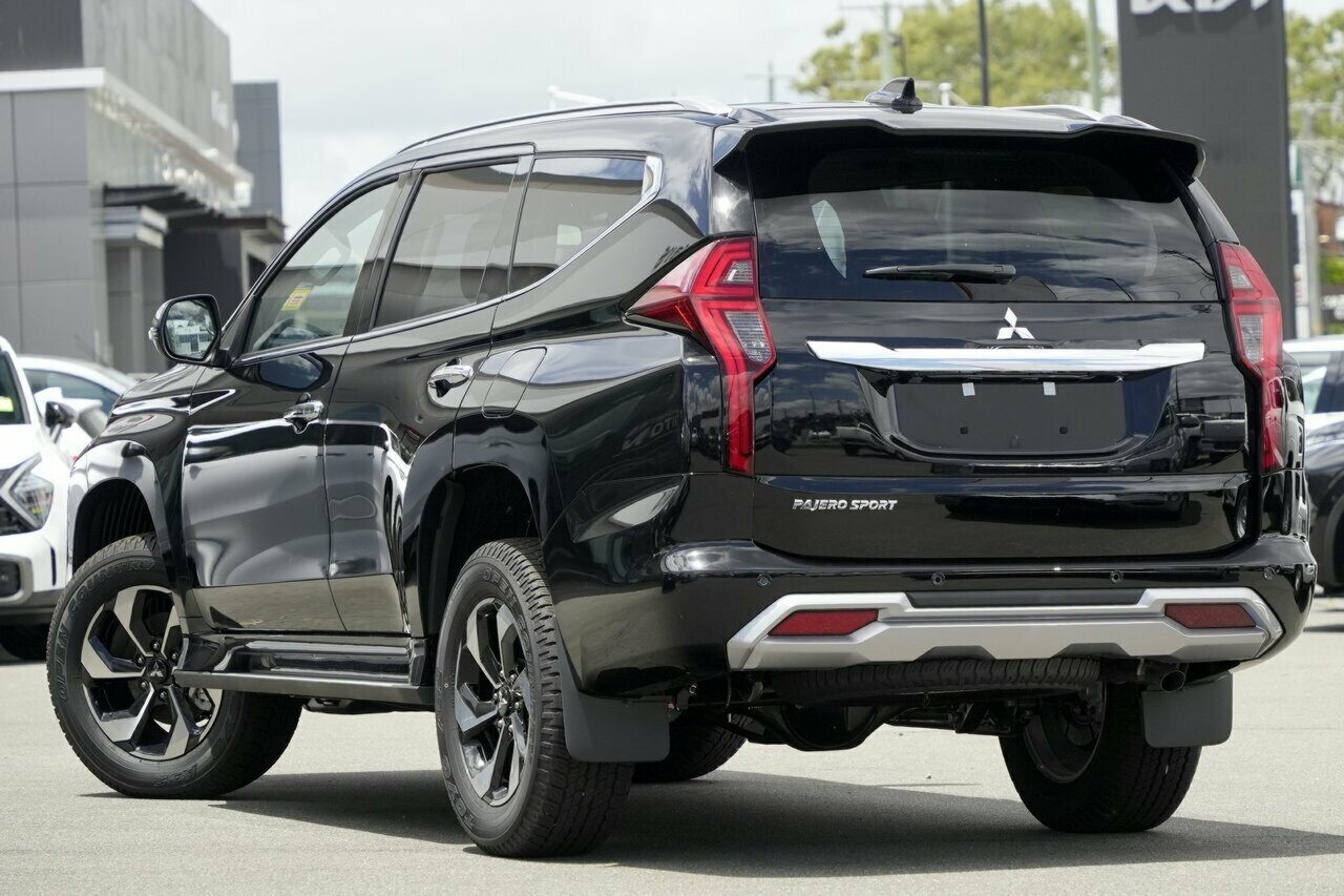 Mitsubishi Pajero Sport image 3
