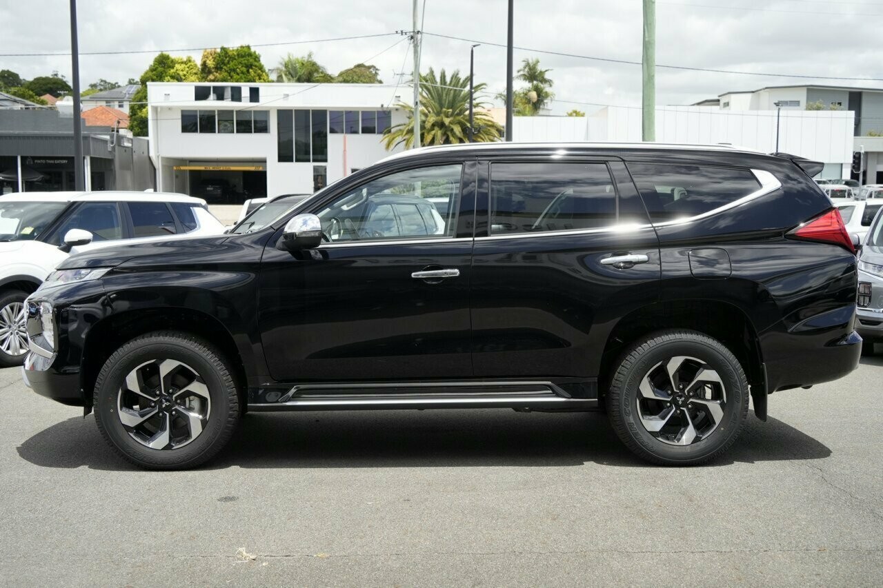 Mitsubishi Pajero Sport image 2