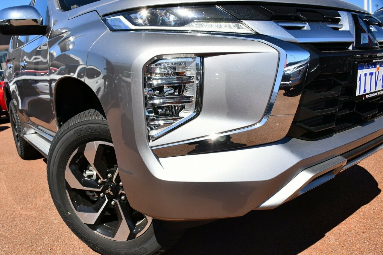 Mitsubishi Pajero Sport image 2