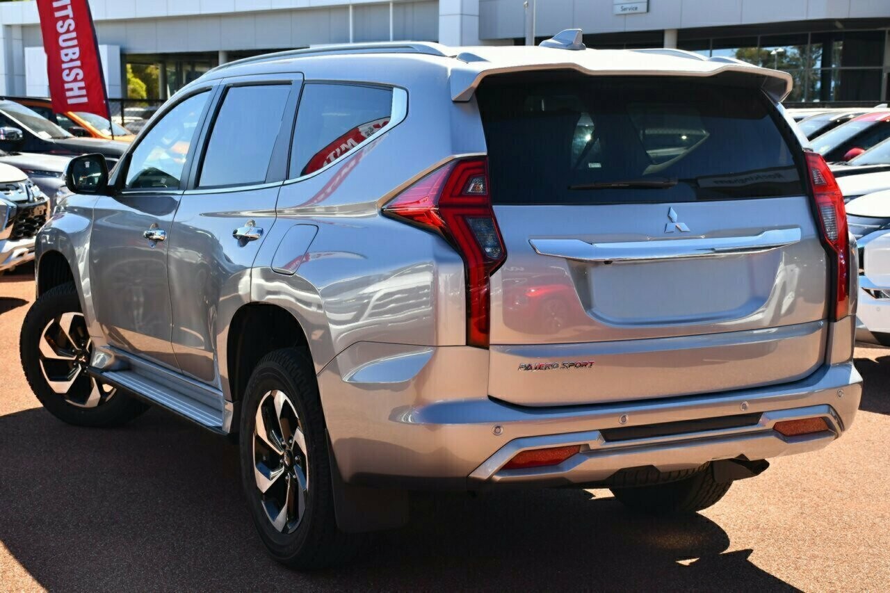 Mitsubishi Pajero Sport image 3