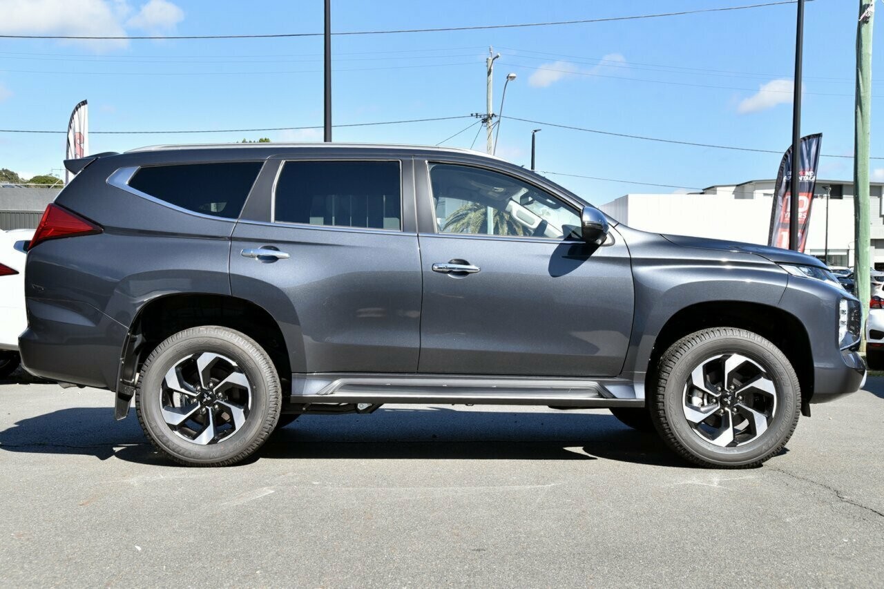 Mitsubishi Pajero Sport image 2