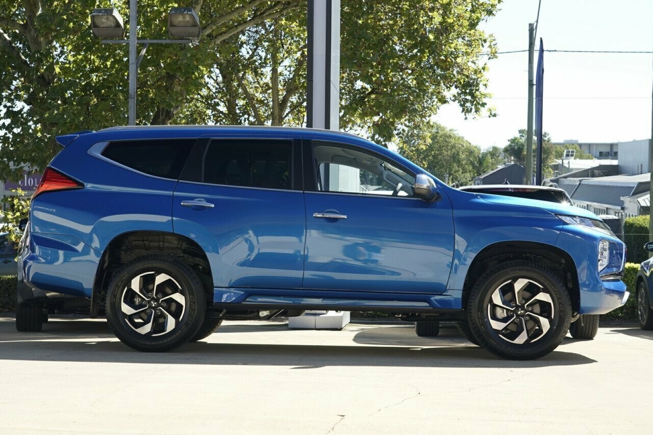 Mitsubishi Pajero Sport image 2