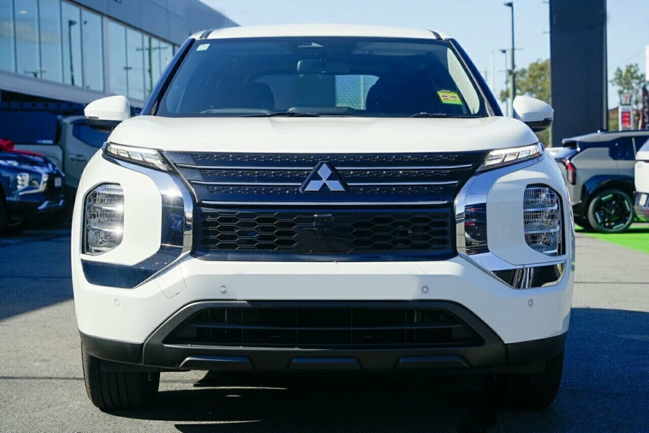 Mitsubishi Outlander image 4