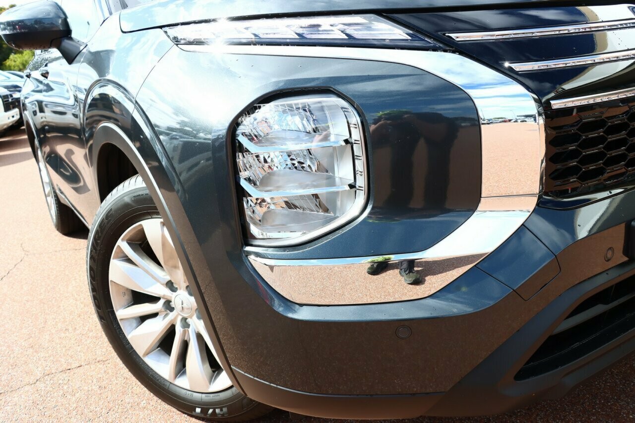 Mitsubishi Outlander image 2