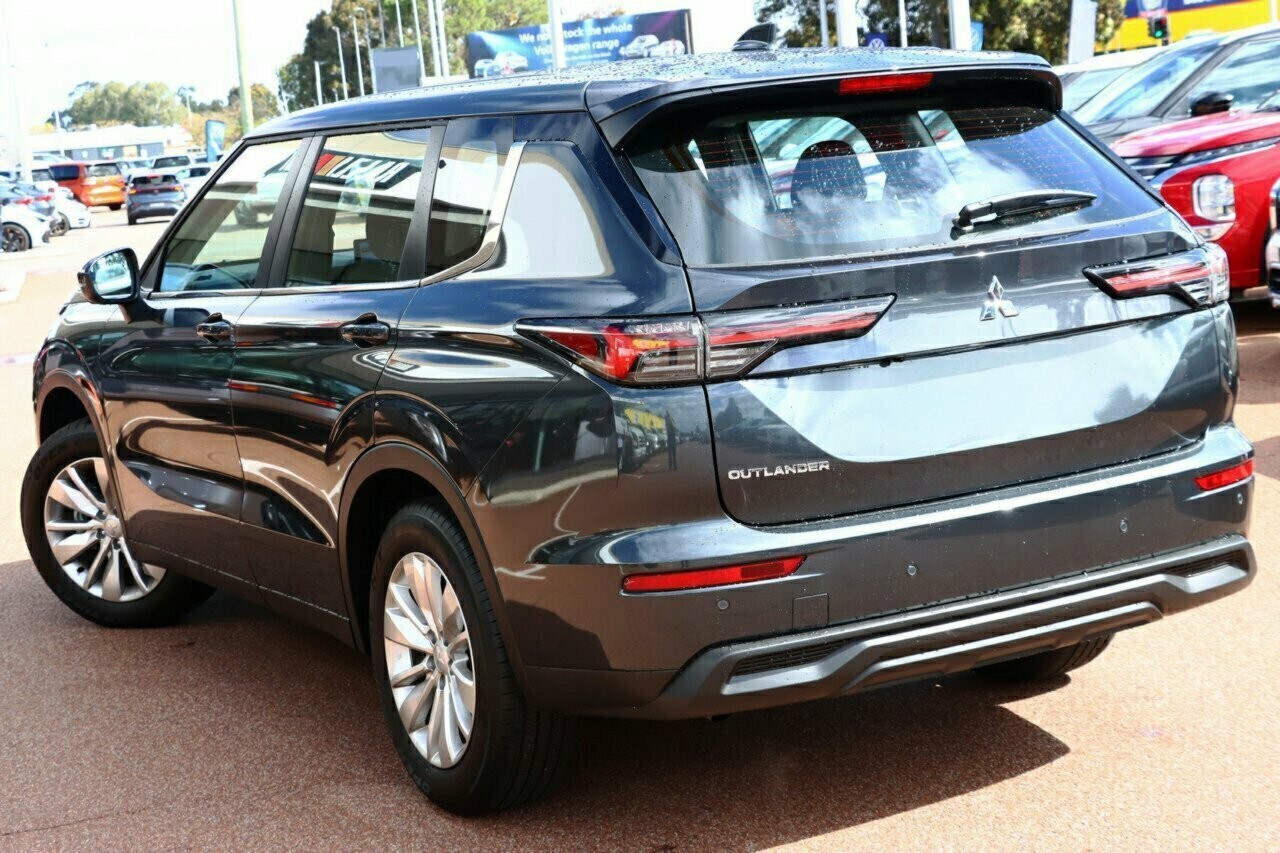 Mitsubishi Outlander image 3