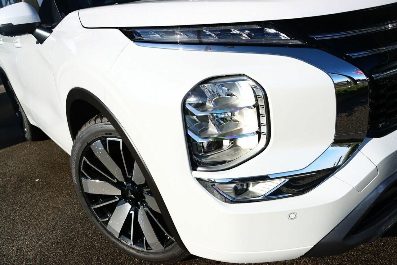 Mitsubishi Outlander image 2