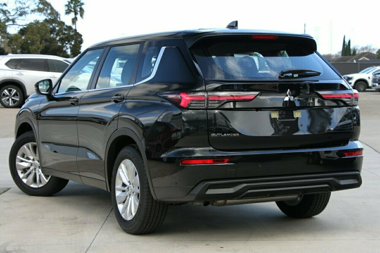 Mitsubishi Outlander image 3