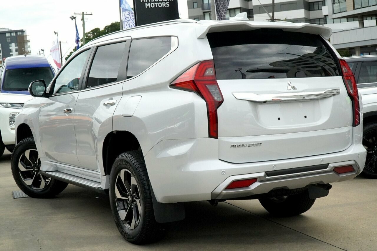 Mitsubishi Pajero Sport image 3