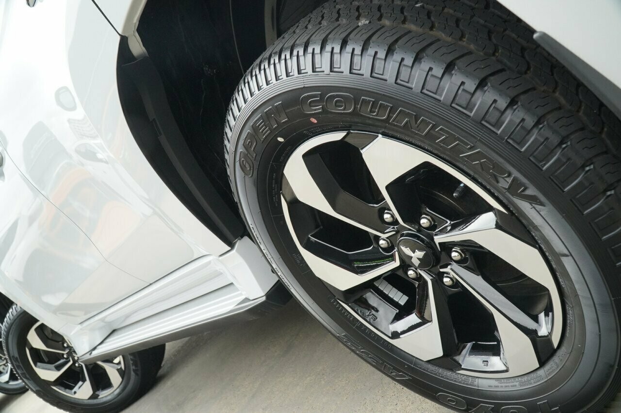 Mitsubishi Pajero Sport image 4