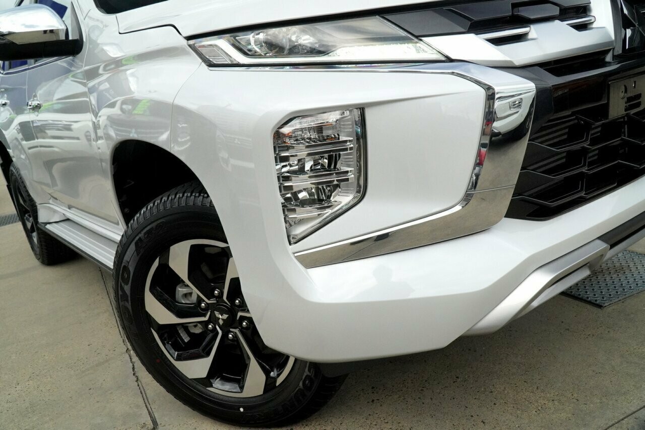 Mitsubishi Pajero Sport image 2