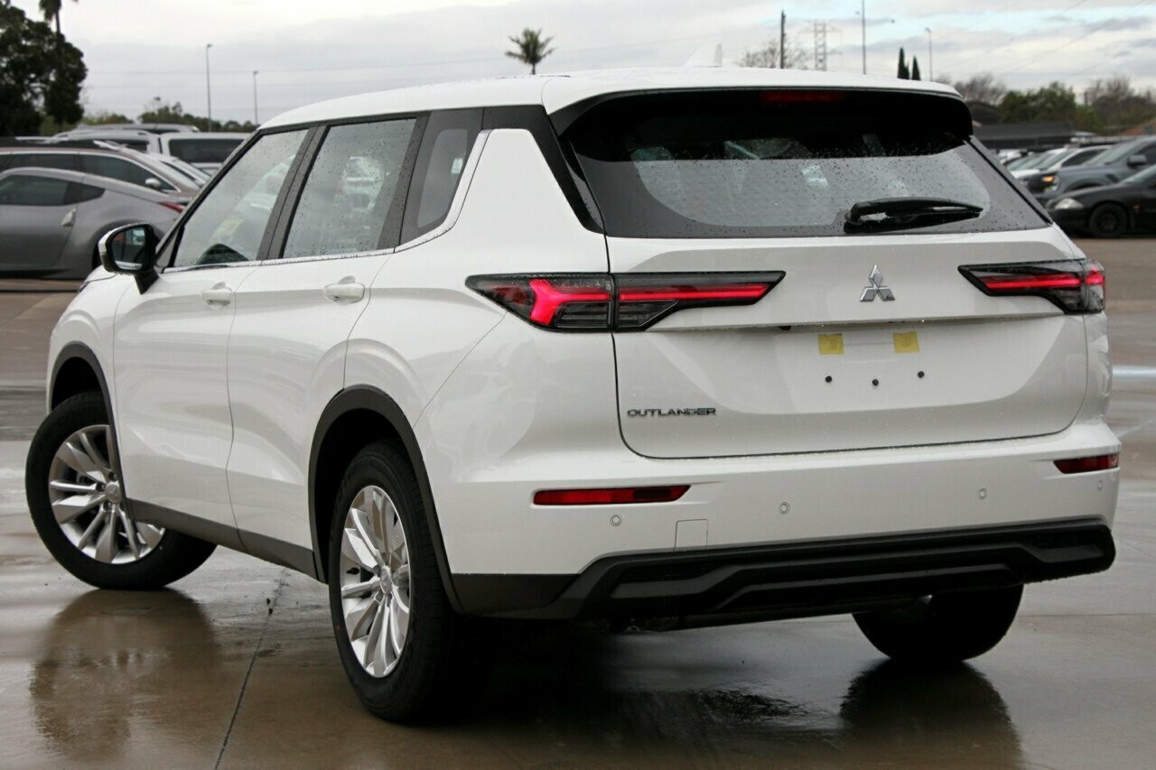 Mitsubishi Outlander image 3