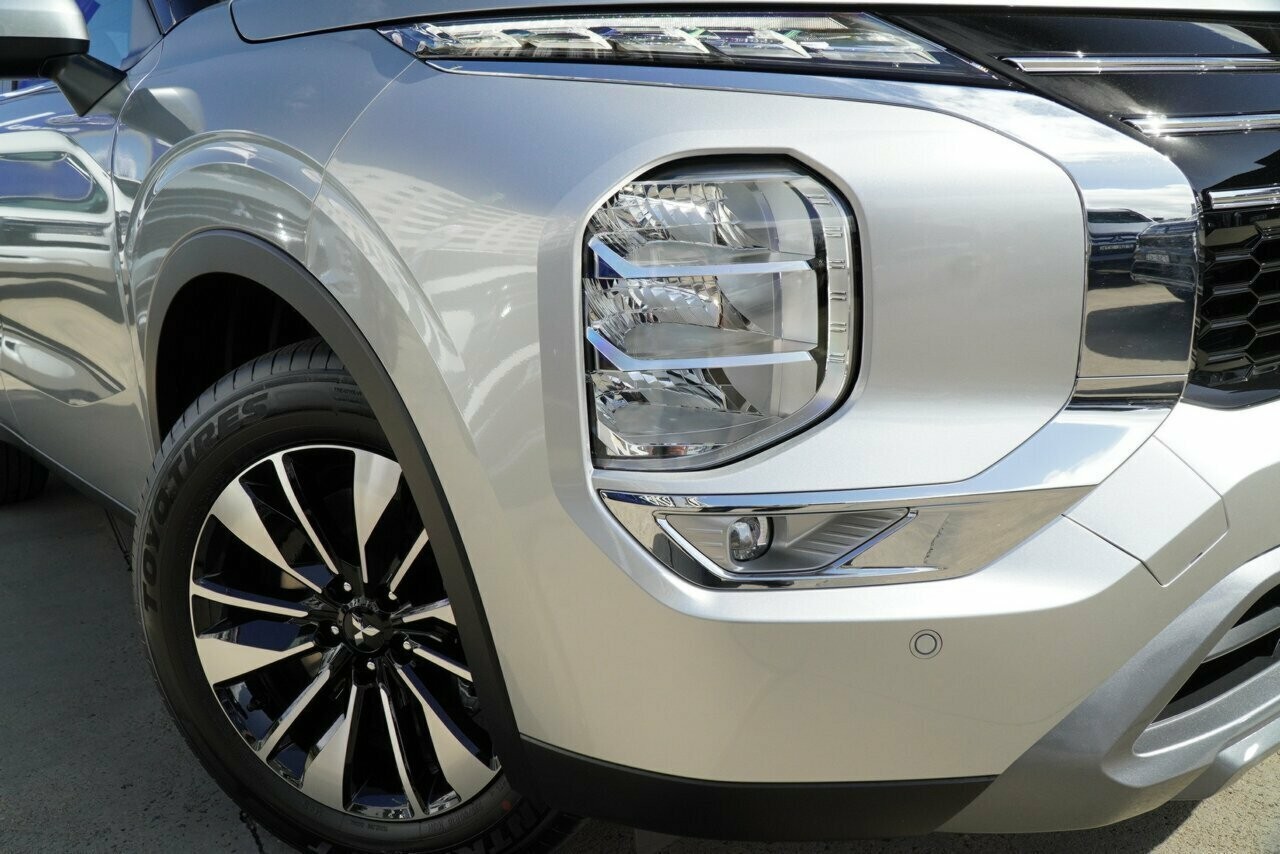 Mitsubishi Outlander image 2