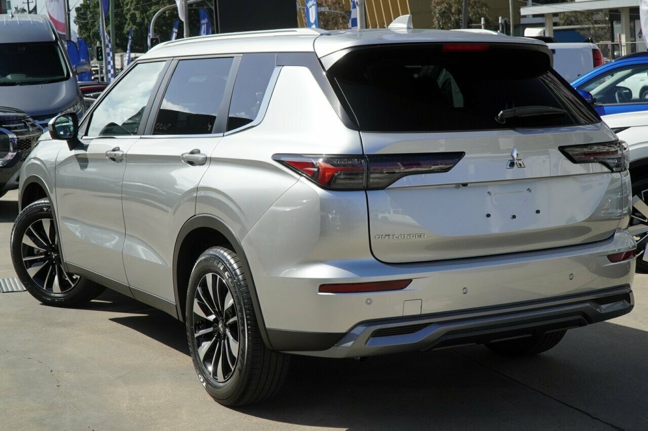 Mitsubishi Outlander image 3