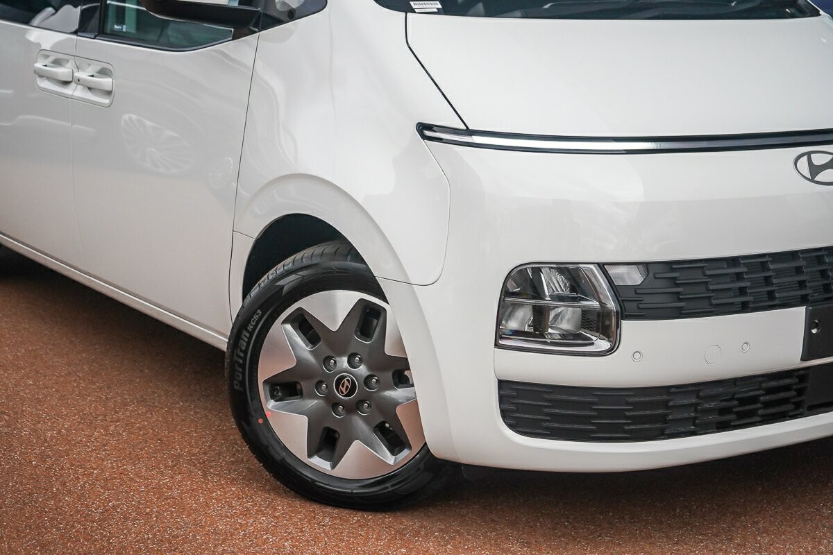 Hyundai Staria image 2