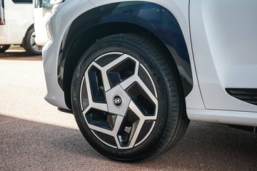 https://vehicle-cdn.autoleague.cloud/15443_620262841_5.jpg
