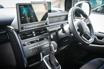 https://vehicle-cdn.autoleague.cloud/15443_620263509_22.jpg