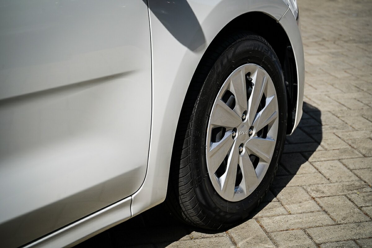 Kia Rio image 3