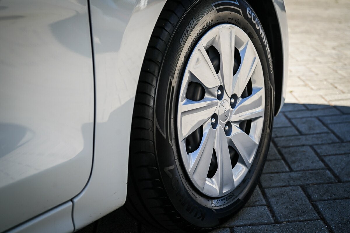 Kia Rio image 3