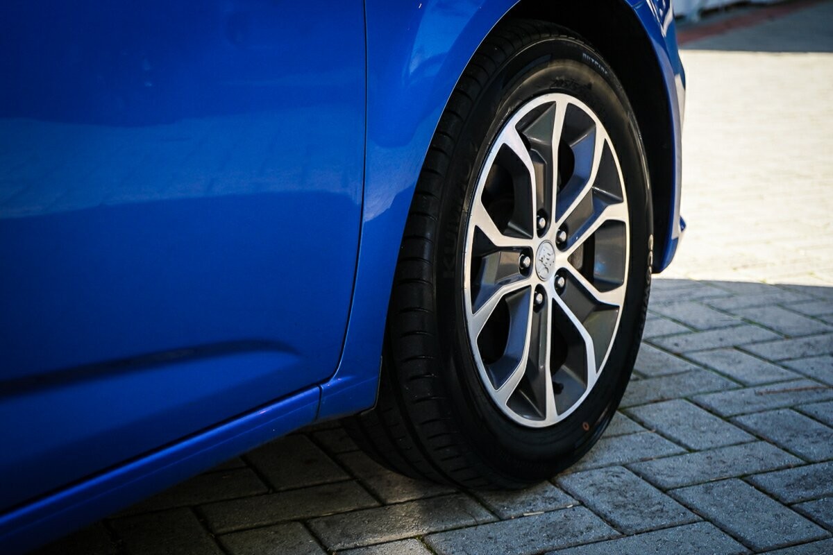 Holden Barina image 3