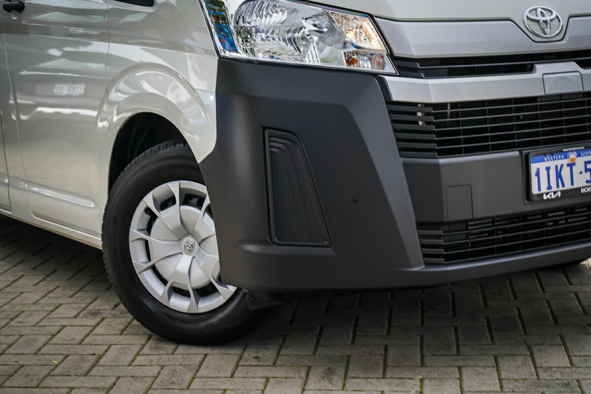 Toyota Hiace image 2
