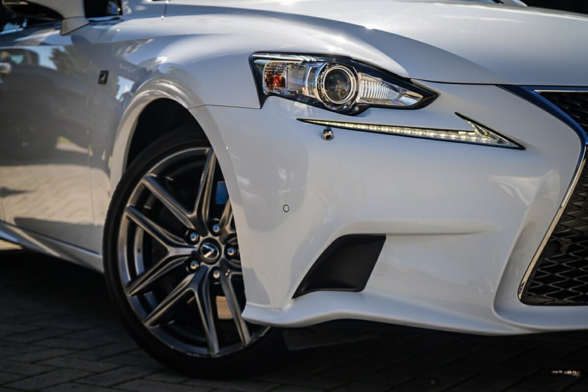 Lexus Is image 2