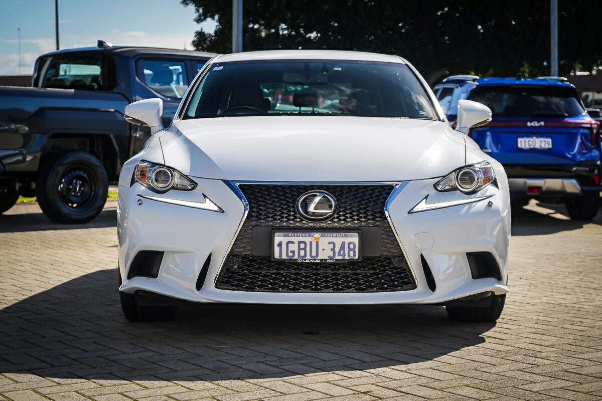 Lexus Is image 3