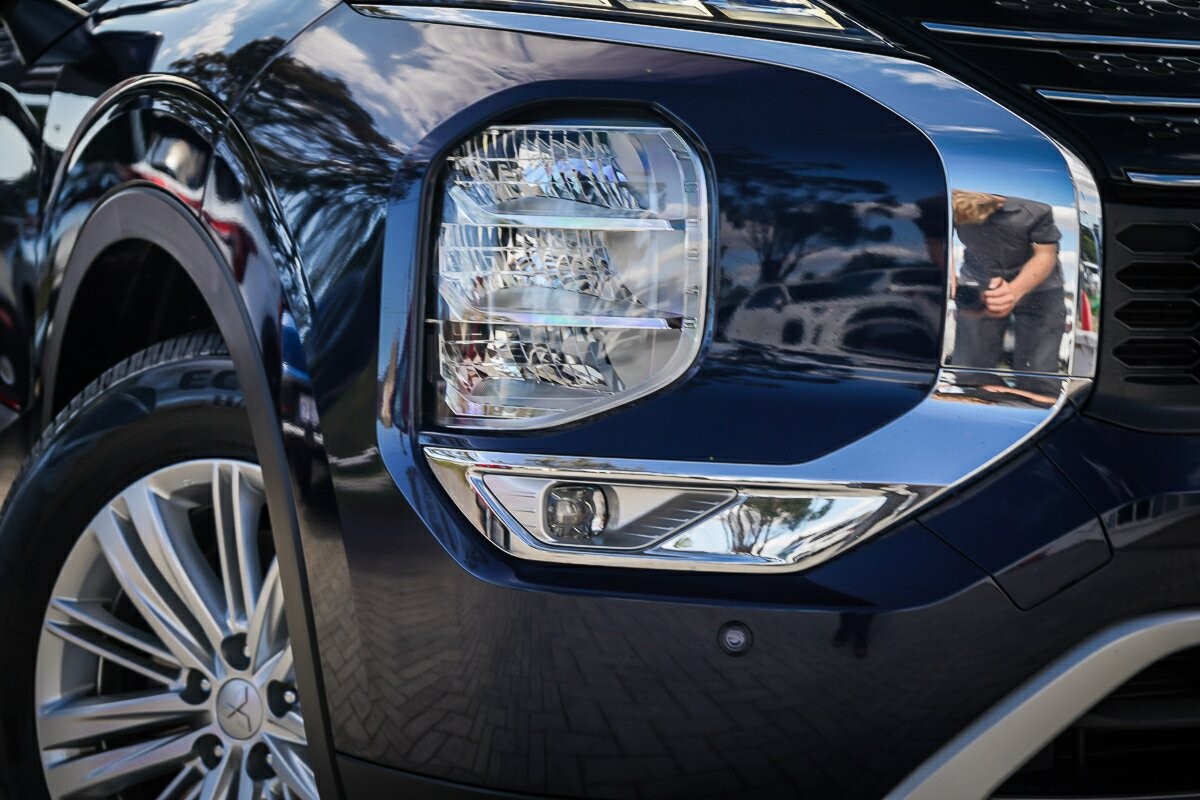 Mitsubishi Outlander image 2