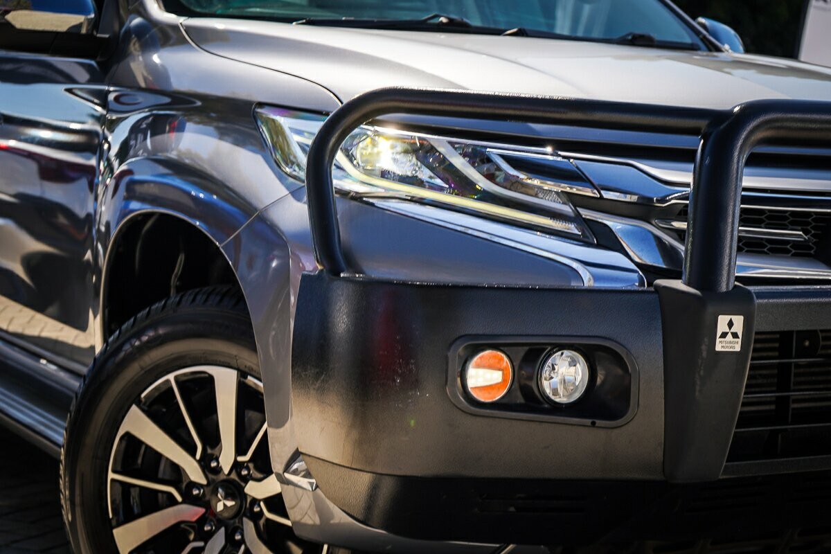 Mitsubishi Pajero Sport image 2