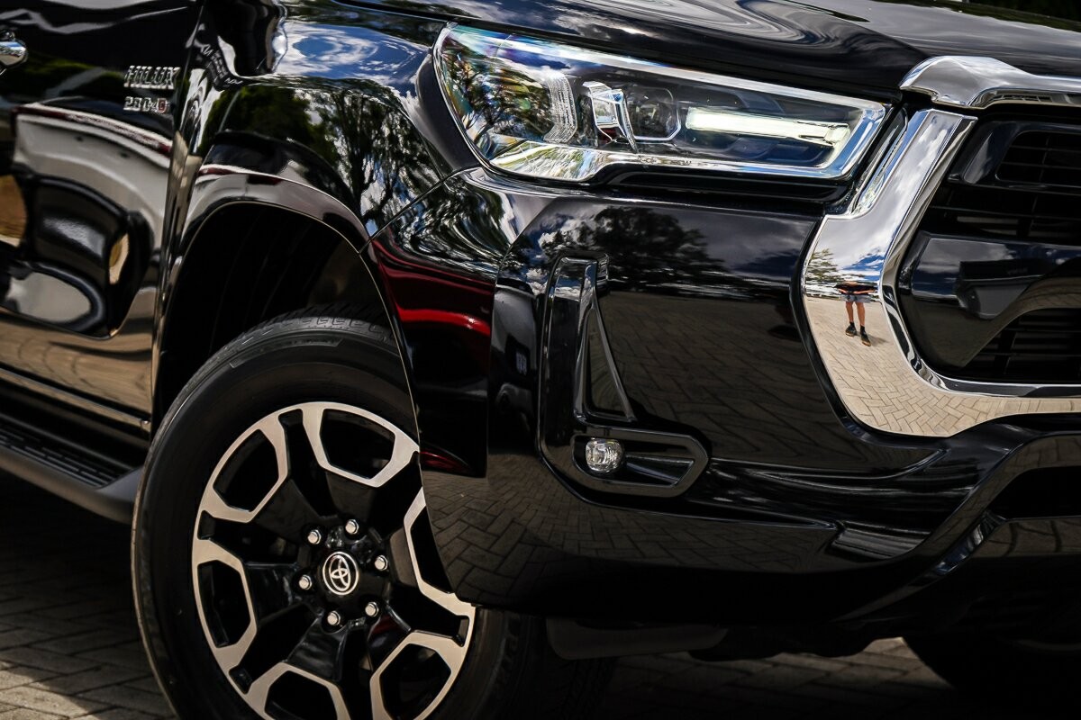Toyota Hilux image 2