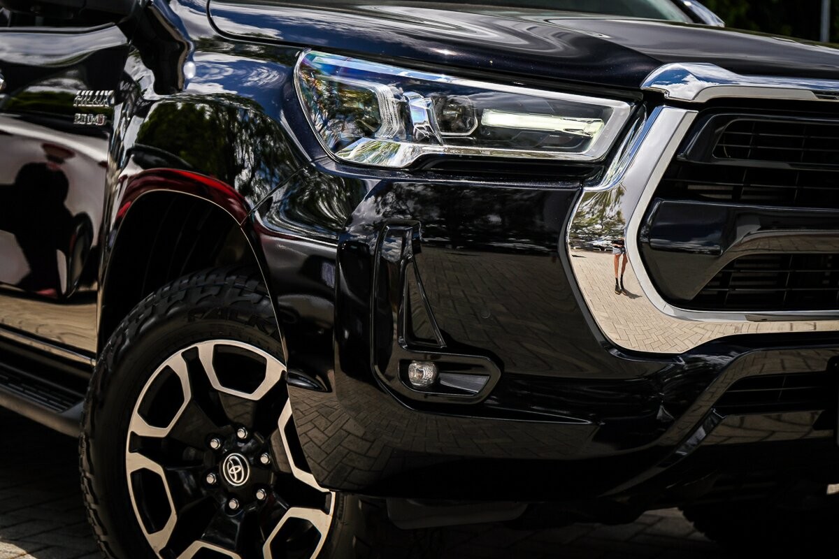 Toyota Hilux image 2