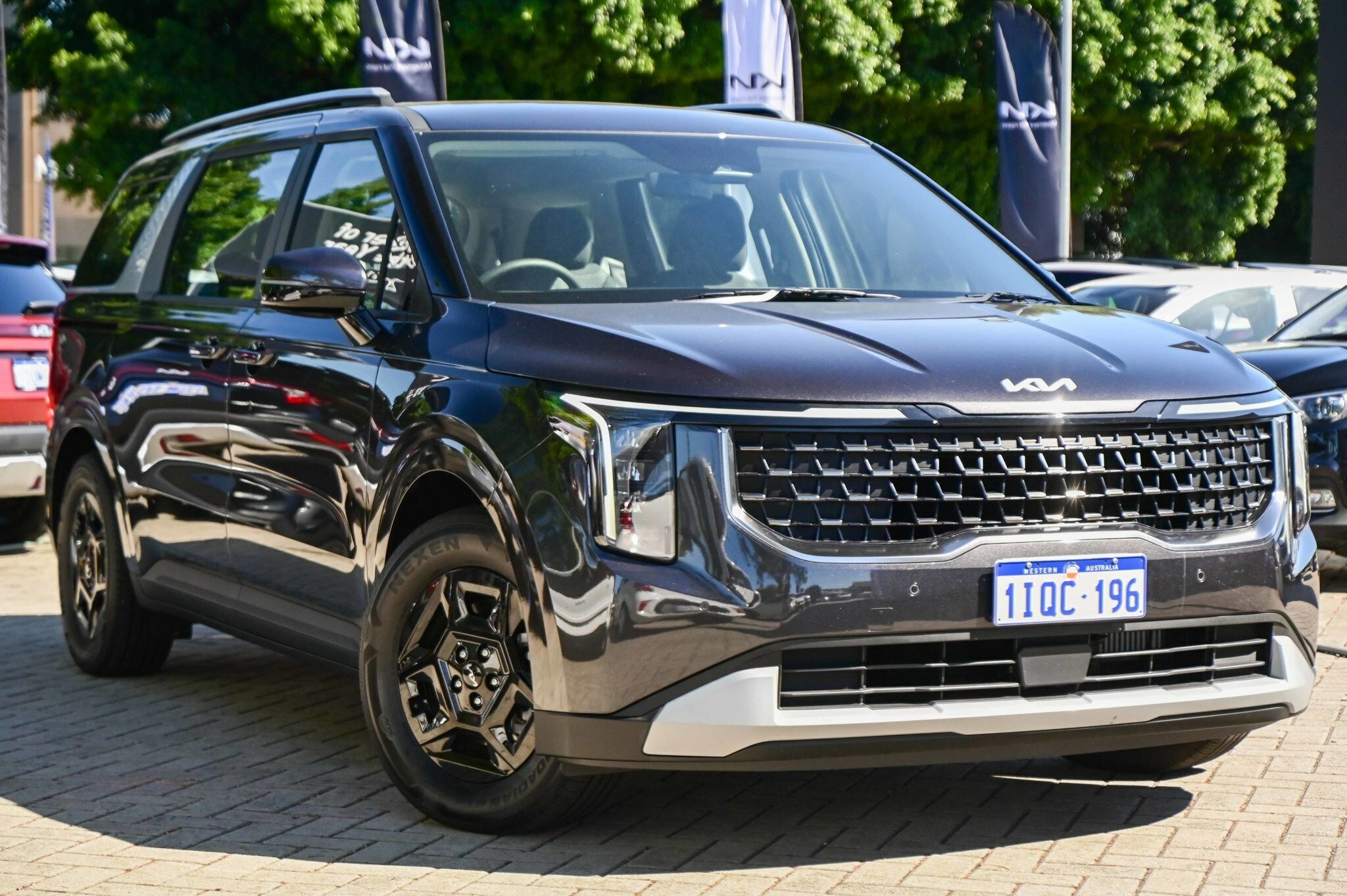 Kia Carnival image 1