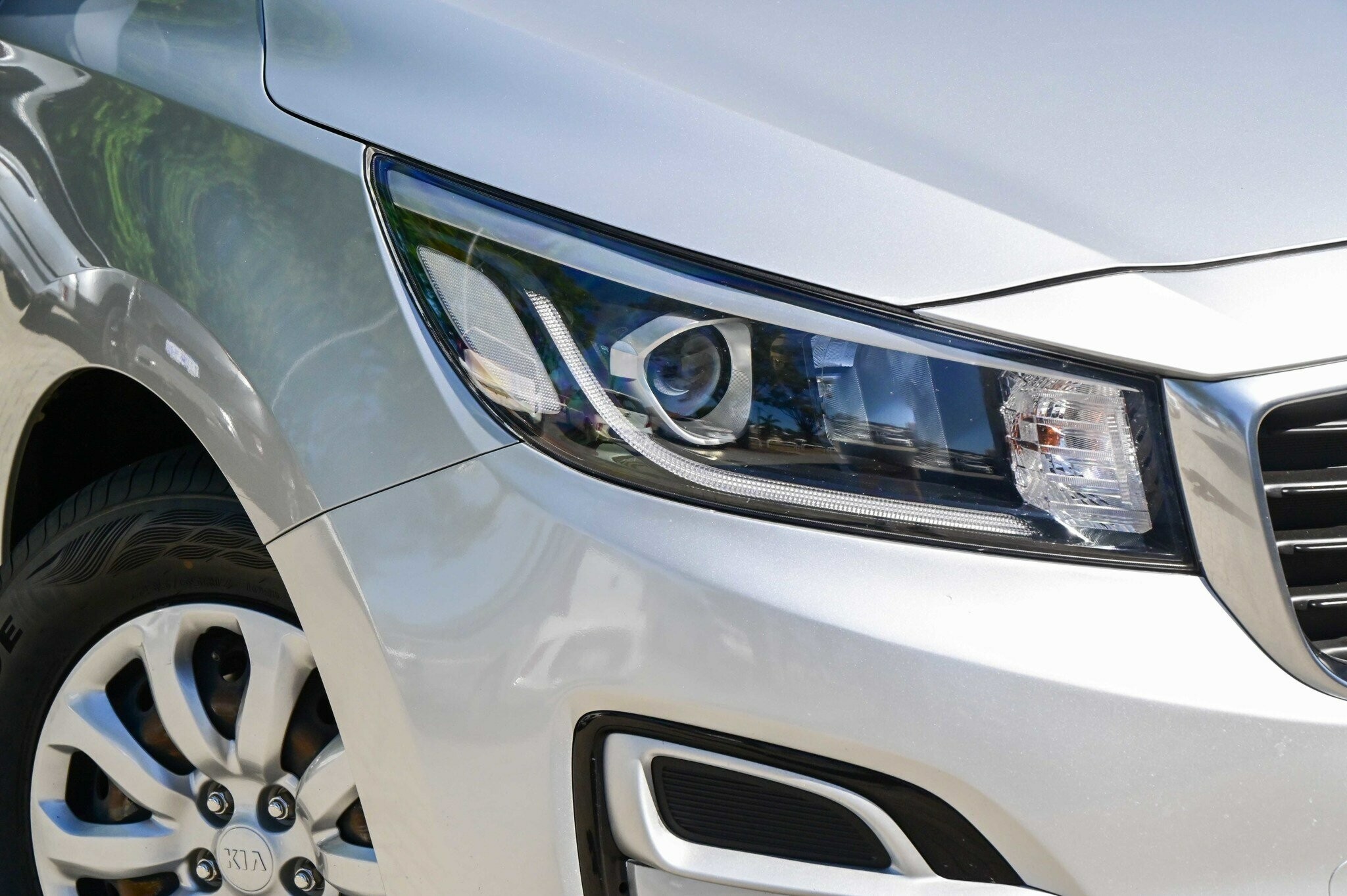 Kia Carnival image 2