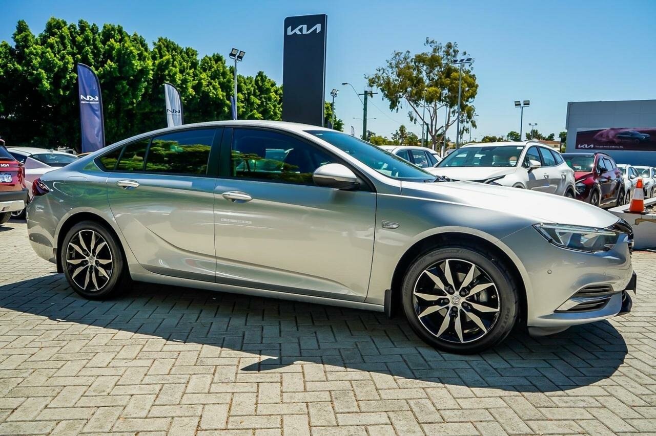 Holden Commodore image 3