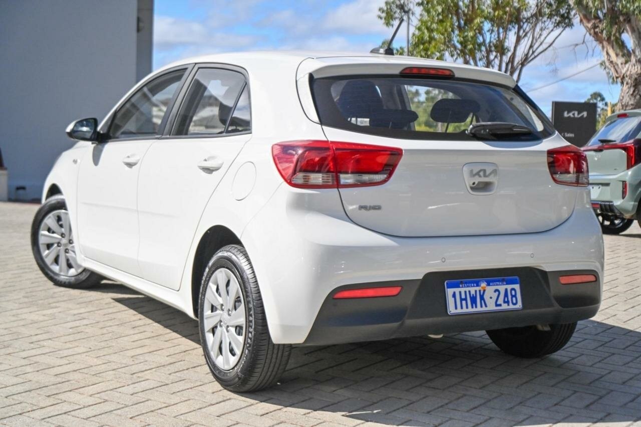 Kia Rio image 4